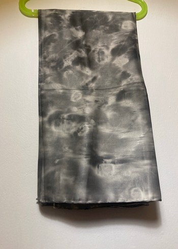  Beden Eşarp Gri Batik Desenli