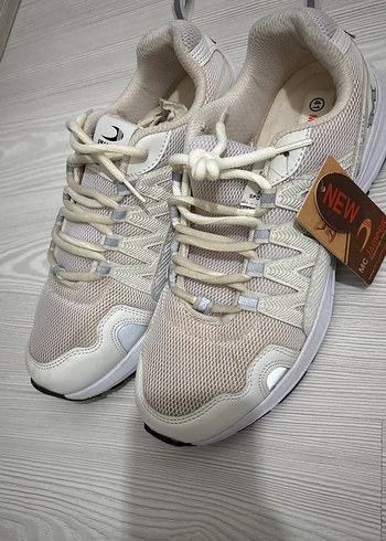 Spor Ayakkabı etiketi hiç kullanılmadı