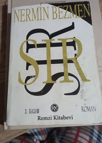 Sır - Nermin Bezmen Roman Kitap