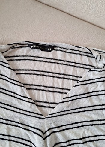 Çizgili V Yaka  Tişörtü - Görsel 2