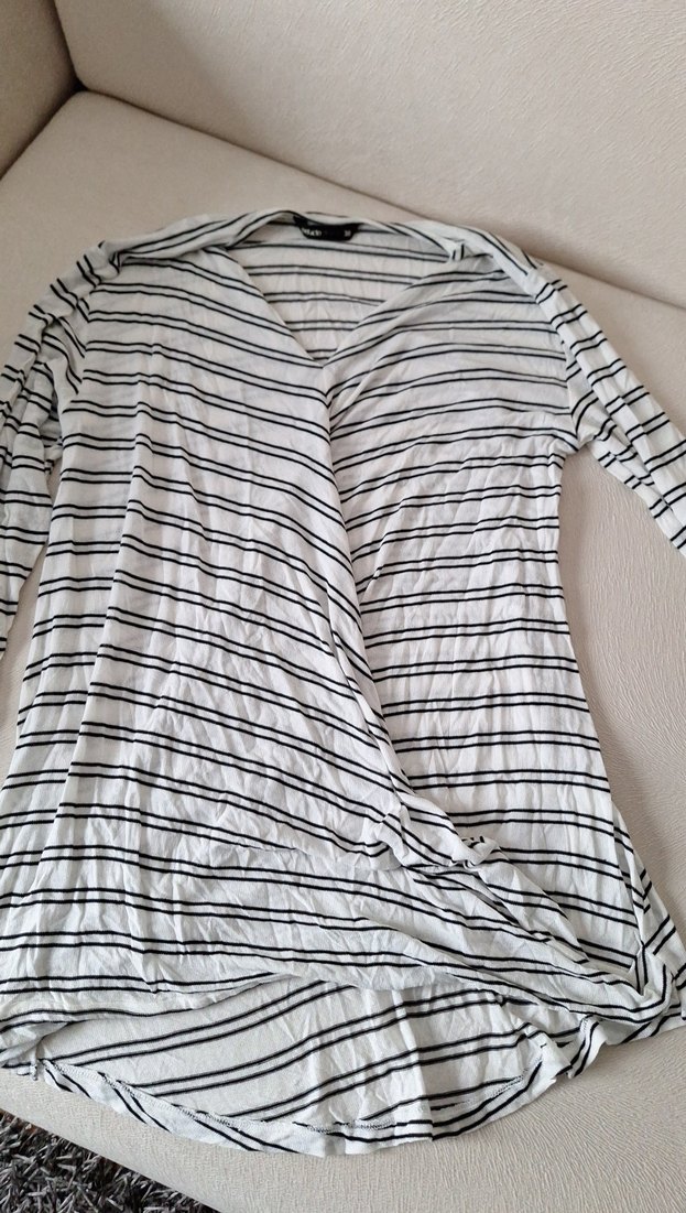 Çizgili V Yaka  Tişörtü - Görsel 5
