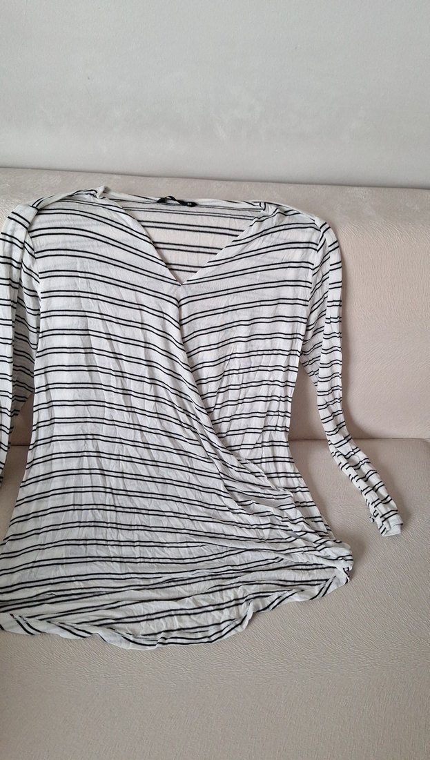 Çizgili V Yaka  Tişörtü - Görsel 4