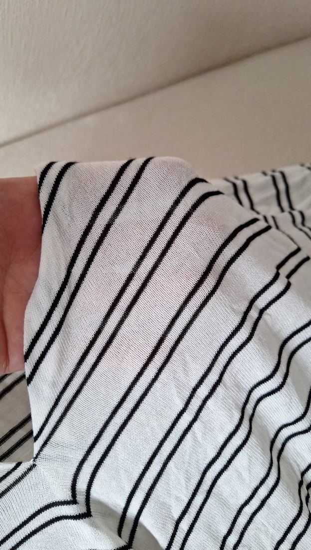 Çizgili V Yaka  Tişörtü - Görsel 3