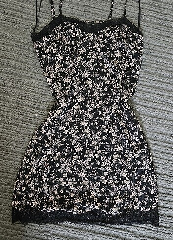 bershka mini saten cicekli elbise