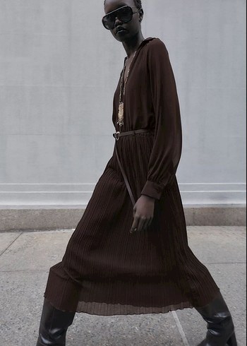 Zara Kadın Kahverengi kemerli plise Uzun Elbise - Görsel 2