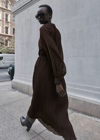 Zara Kadın Kahverengi kemerli plise Uzun Elbise - Görsel 5