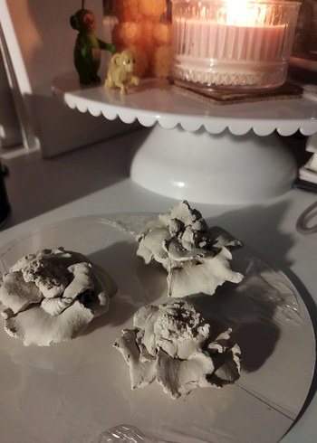Gri Beyaz Çiçek Figürleri istenilen renkte ve boyutta yapılır.