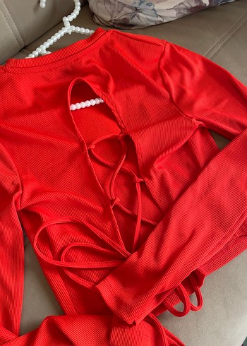 Kırmızı sırtı bağcıklı tişört - Görsel 4