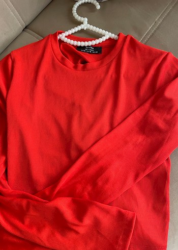 Kırmızı sırtı bağcıklı tişört - Görsel 3