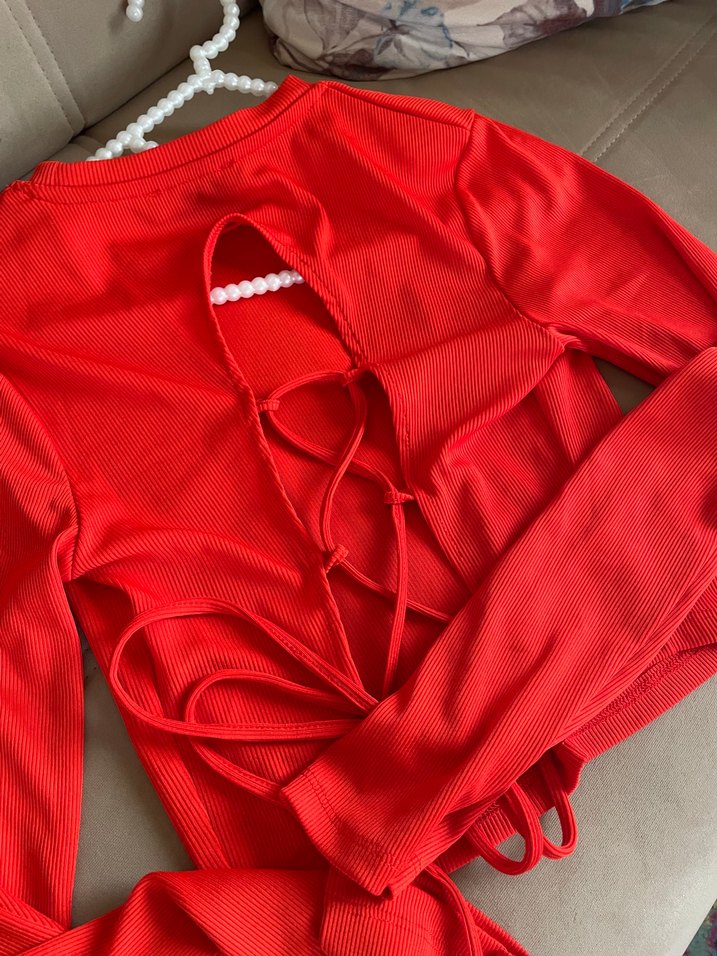 Kırmızı sırtı bağcıklı tişört - Görsel 4