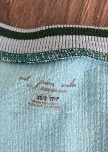 V Yaka Düğmeli Tişört s beden - Görsel 3