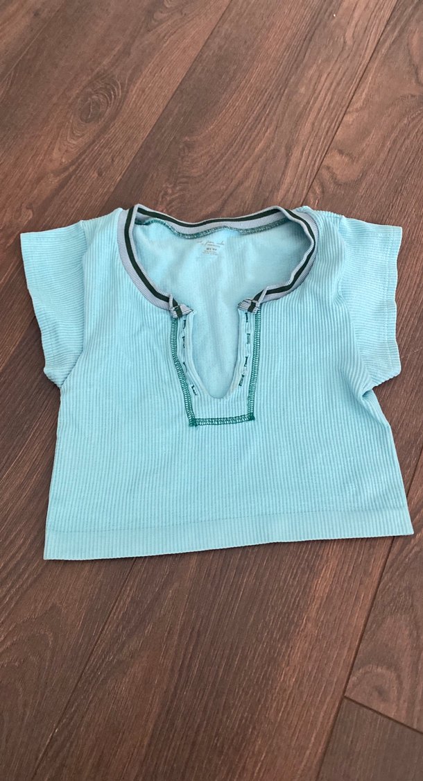 V Yaka Düğmeli Tişört s beden - Görsel 2