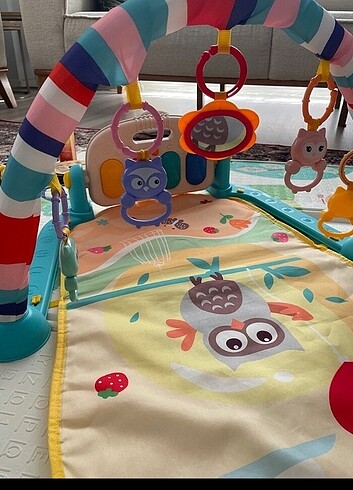 Fisher Price Yeni ayarinda piyanolu oyun halisi kutusunda duruyor