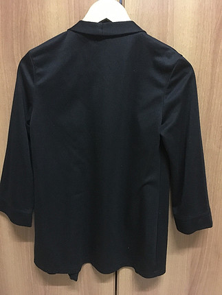 Siyah kullanışlı bir ceket tarzında bir ürün 