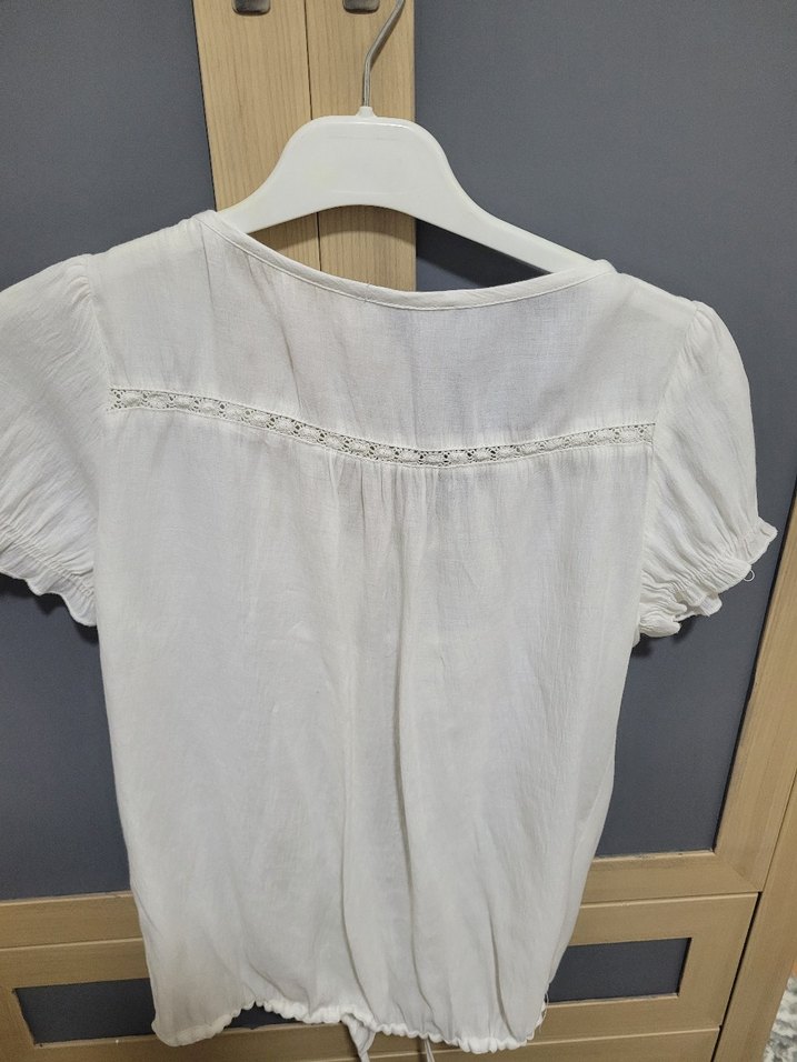 Kısa Kollu, Düğmeli Beyaz Keten Bluz - Görsel 3