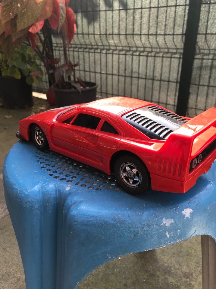 Kırmızı Oyuncak Araba - Görsel 2