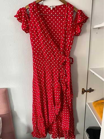 Kırmızı puantiyeli elbise