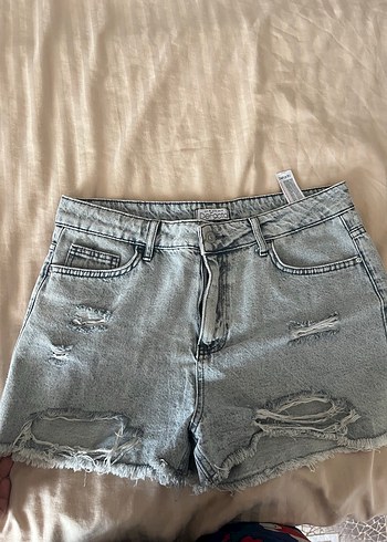 Kadın Gri Yırtık Denim Mini Şort