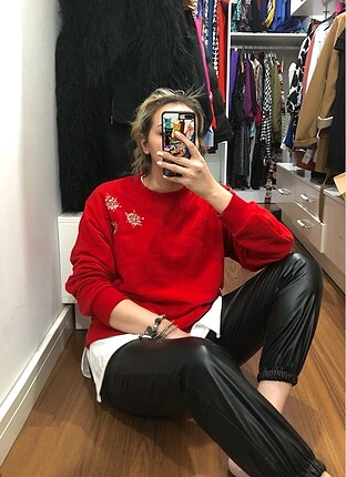 KIRMIZI BEYMEN TAŞ İŞLEMELİ SWEAT