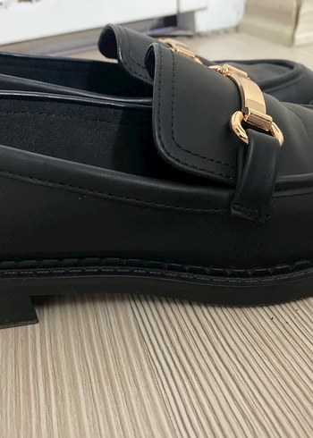 Altın Tokalı Siyah Deri Kadın Loafer - Görsel 3