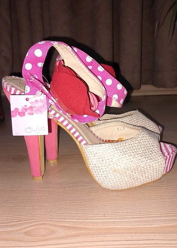 Çiçek Detaylı Topuklu Ayakkabı - Görsel 2