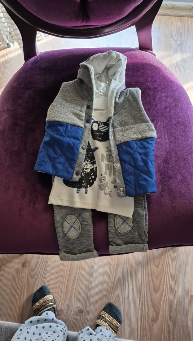Erkek Çocuk Gri Kapüşonlu Düğmeli Yelekli 3'lü Takım - Görsel 3