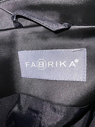 40 Beden Fabrika Blazer %70 İndirimli.