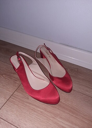 kırmızı kalın topuklu ayakkabı