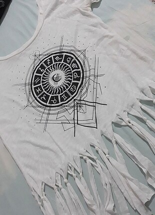 Desenli beyaz t-shirt