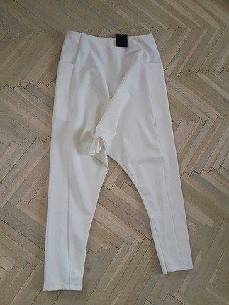 Burcu Aslan beyaz şalvar pantalon.