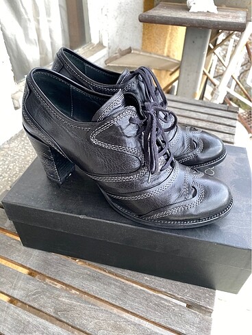 Siyah deri bağcıklı loafer