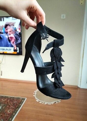 Siyah Bantlı Topuklu Ayakkabı
