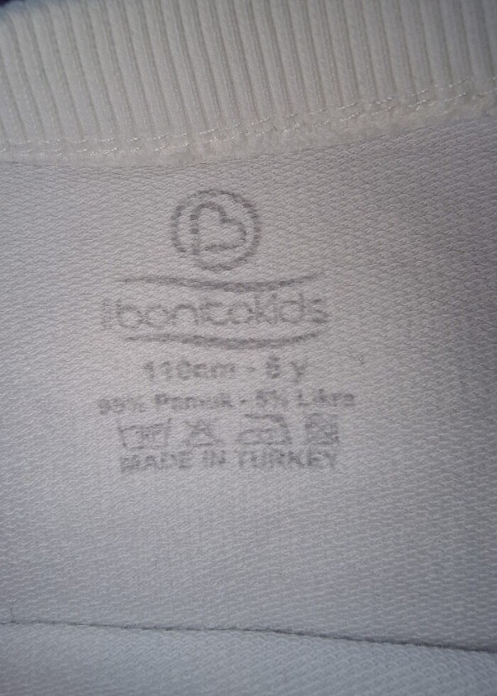 Beyaz Breeze kazak. Temiz. 5 yaş. - Görsel 2