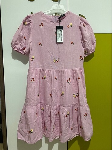 Pembe çicekli elbise