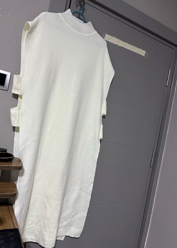 Beyaz Yüksek Yakalı Kolsuz Midi Triko - Görsel 2