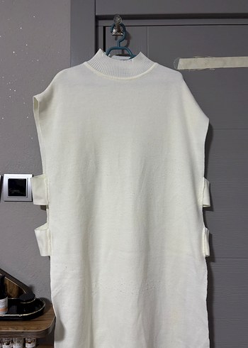 Beyaz Yüksek Yakalı Kolsuz Midi Triko - Görsel 3