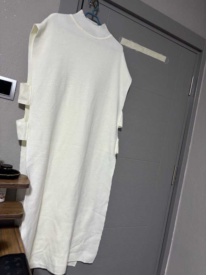 Beyaz Yüksek Yakalı Kolsuz Midi Triko - Görsel 2