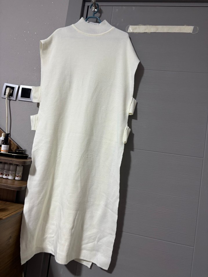 Beyaz Yüksek Yakalı Kolsuz Midi Triko - Görsel 4