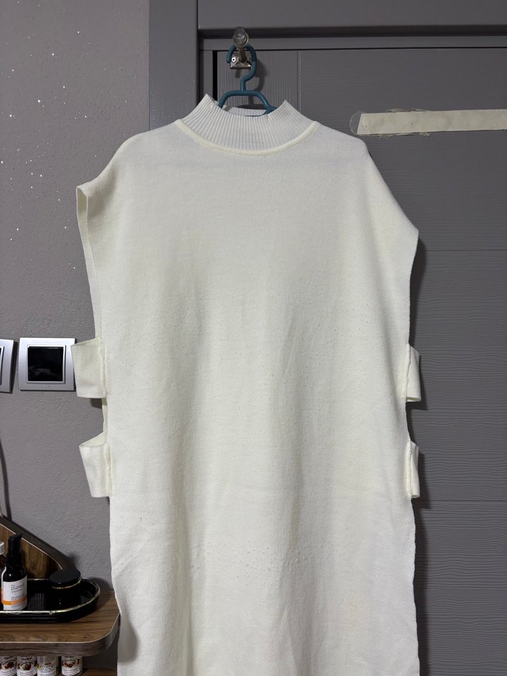 Beyaz Yüksek Yakalı Kolsuz Midi Triko - Görsel 3