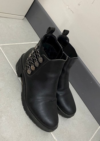 Siyah Deri Tokalı Kadın Bot