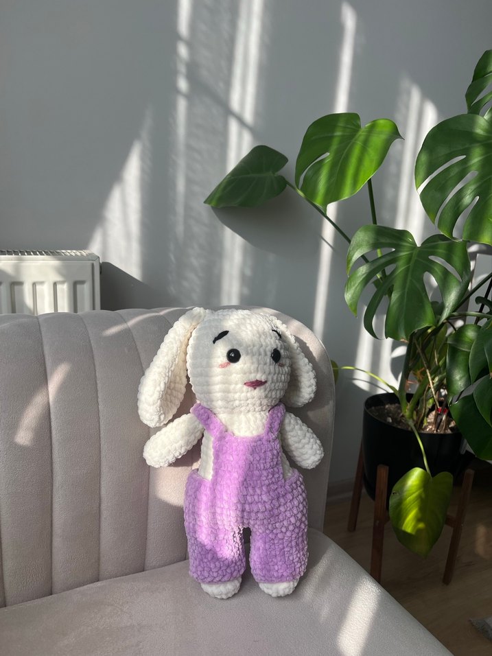 Lila elbiseli Örgü Tavşan Peluş Oyuncak - Görsel 4
