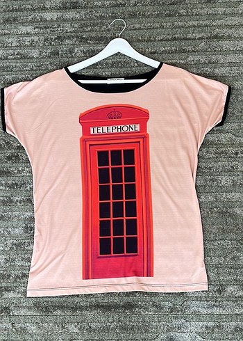 Kırmızı London Telefon Kulübesi Baskılı Kısa Kollu Tişört