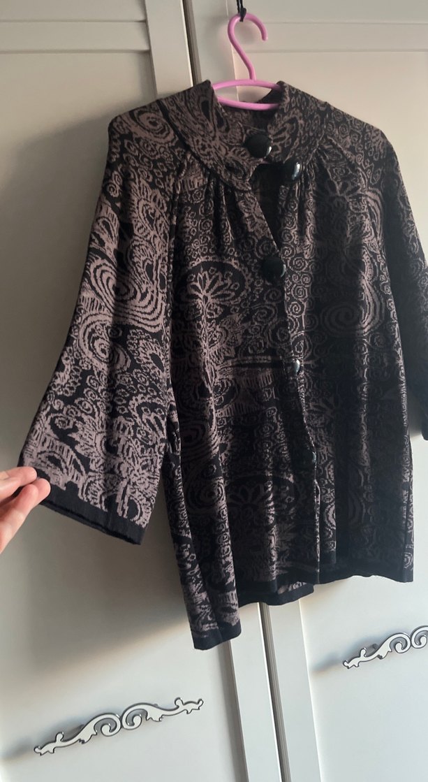 Desenli siyah ve Kahverengi Düğmeli büyük beden Hırka - Görsel 2