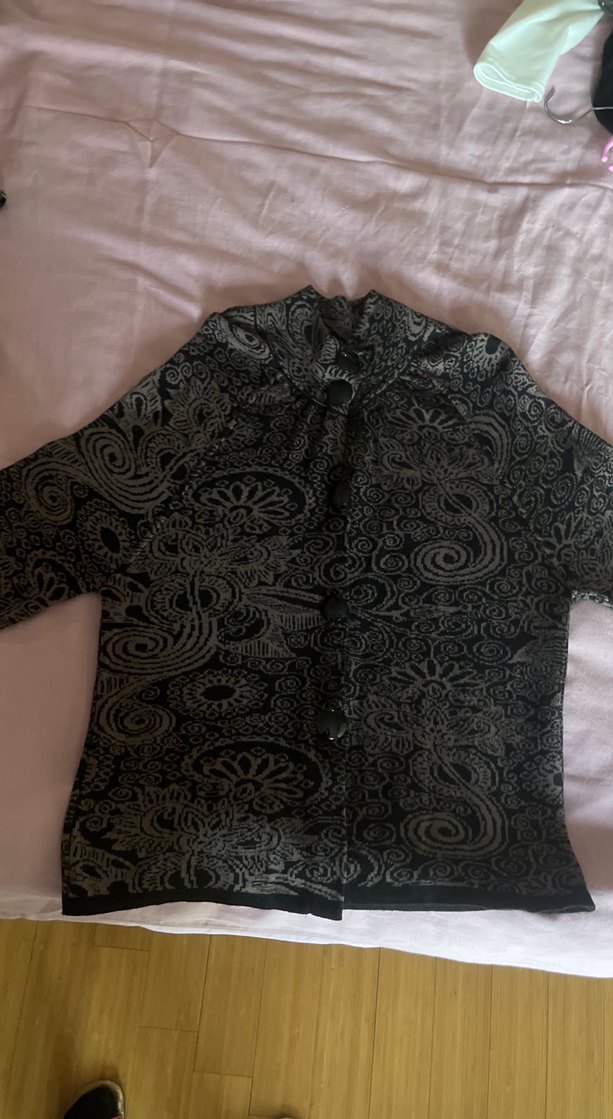 Desenli siyah ve Kahverengi Düğmeli büyük beden Hırka - Görsel 4