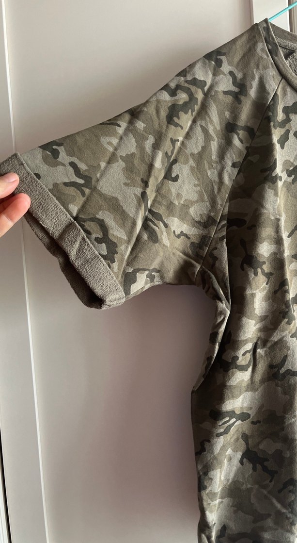 Zara marka kadın Kamuflaj Desenli Kısa Kollu Tişört - Görsel 3