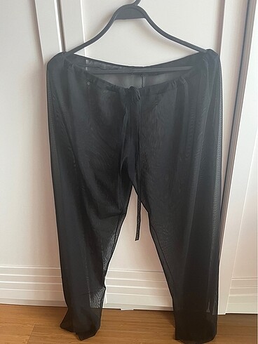 Şifon siyah pantalon. Beli ayarlanabilir salaş dökümlü kesim. .