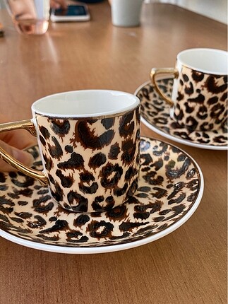 Karaca leoparlı fincan
