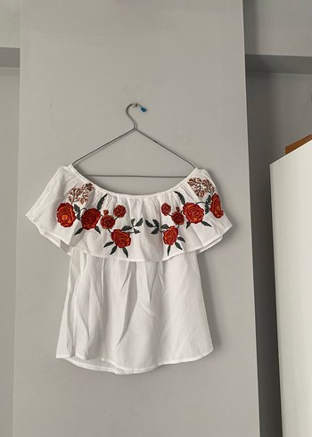 Beyaz çiçek desenli omzu açık bluz
