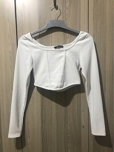Beyaz uzun kollu crop