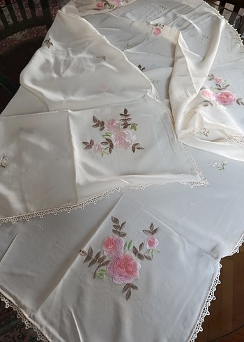 İpek üzerine Nakışlı Beyaz Pastel fiskos Masa Örtüsü - Görsel 5